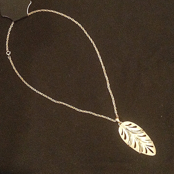 Vintage Jewelry Jewelry - LEAF 🌿 PENDANT & CHAIN! LEAF HAS 2 JOINTED LINKS! Sturdy Silver Rope Chain ⛓️
